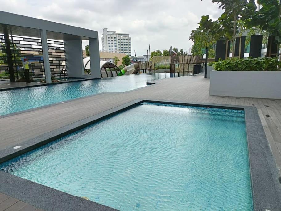 Cozy Sky Trees Bukit Indah Netflix And Amenities B06 *