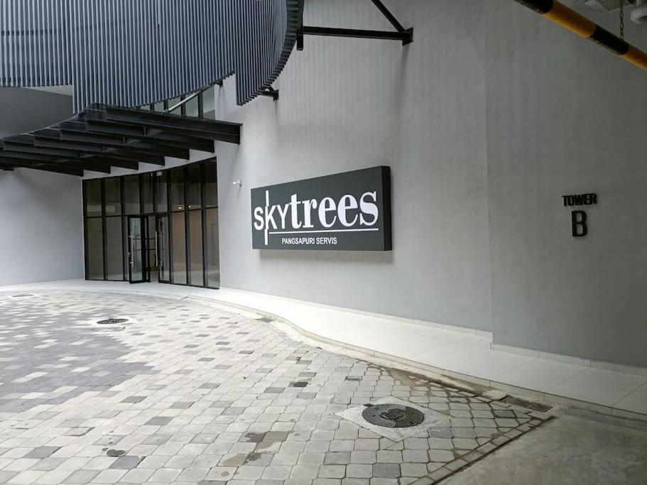Apartment Cozy Sky Trees Bukit Indah Netflix And Amenities B06 *