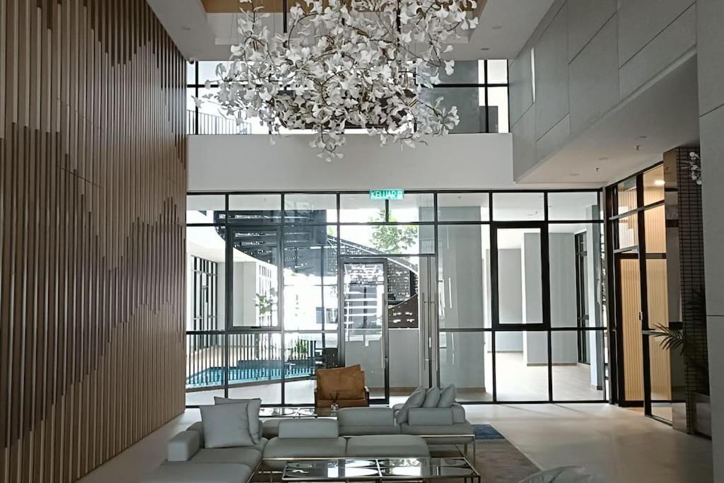 Cozy Sky Trees Bukit Indah Netflix And Amenities B06 Apartment *